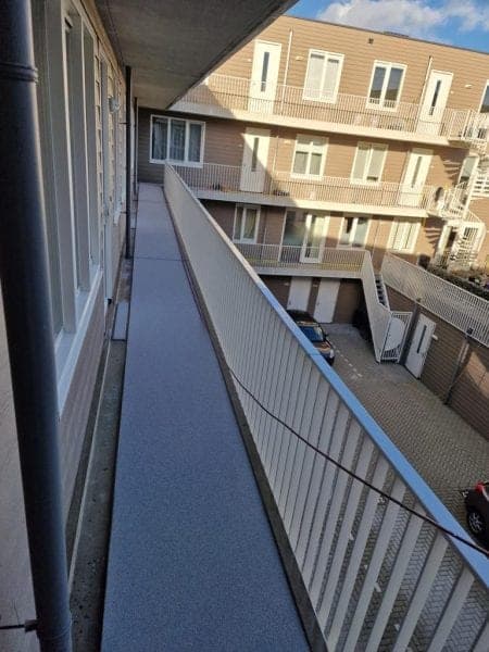 Coating aanbrengen op een galerijvloer